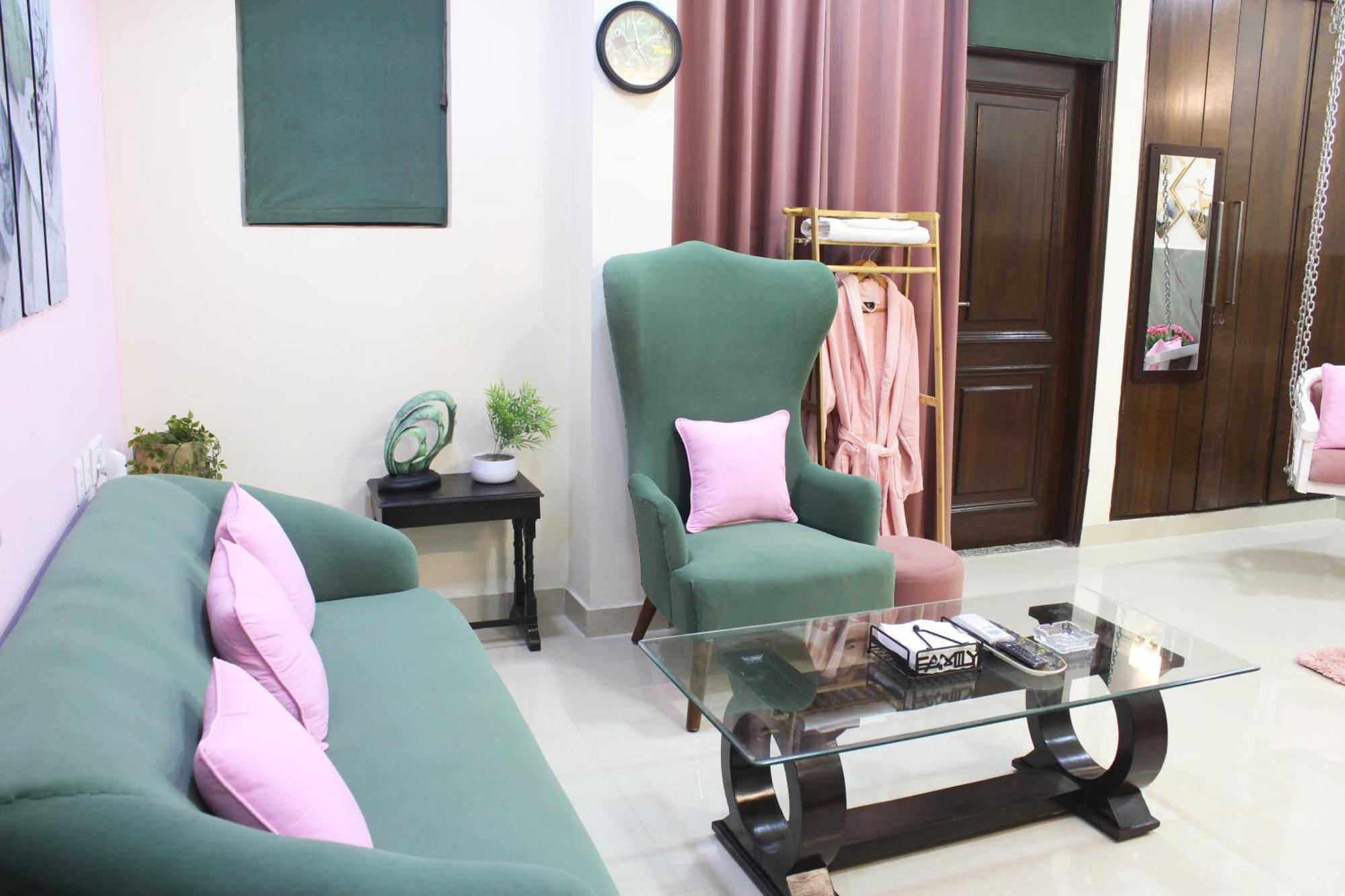 Apartment Modern Jacuzzi Hot Tub 1bhk South Delhi 3