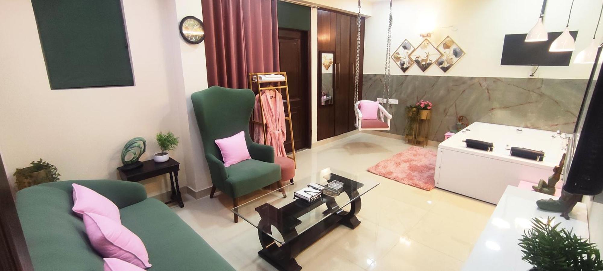 Modern Jacuzzi Hot Tub 1bhk South Delhi 3 *
