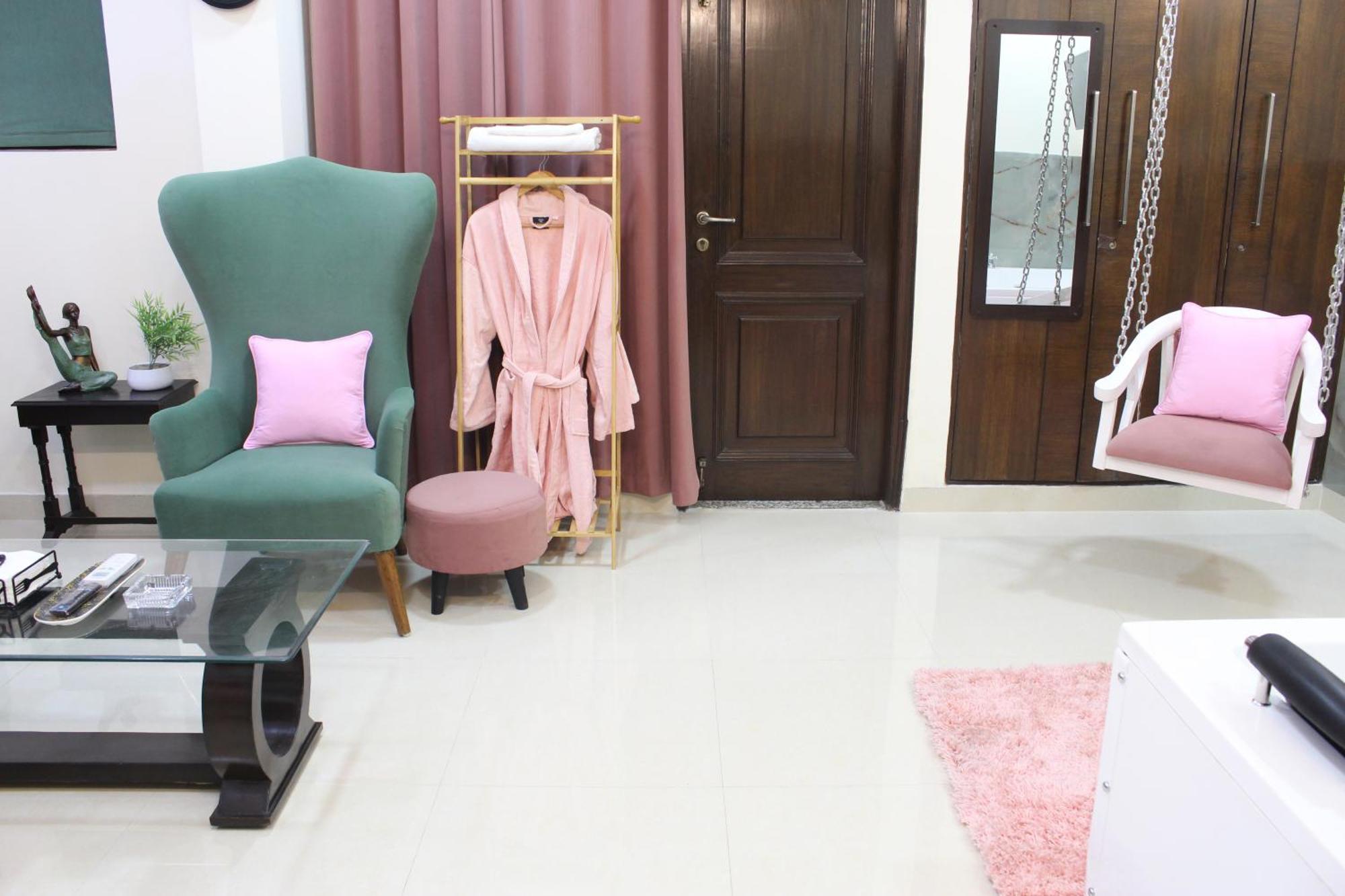 Modern Jacuzzi Hot Tub 1bhk South Delhi 3 Apartment