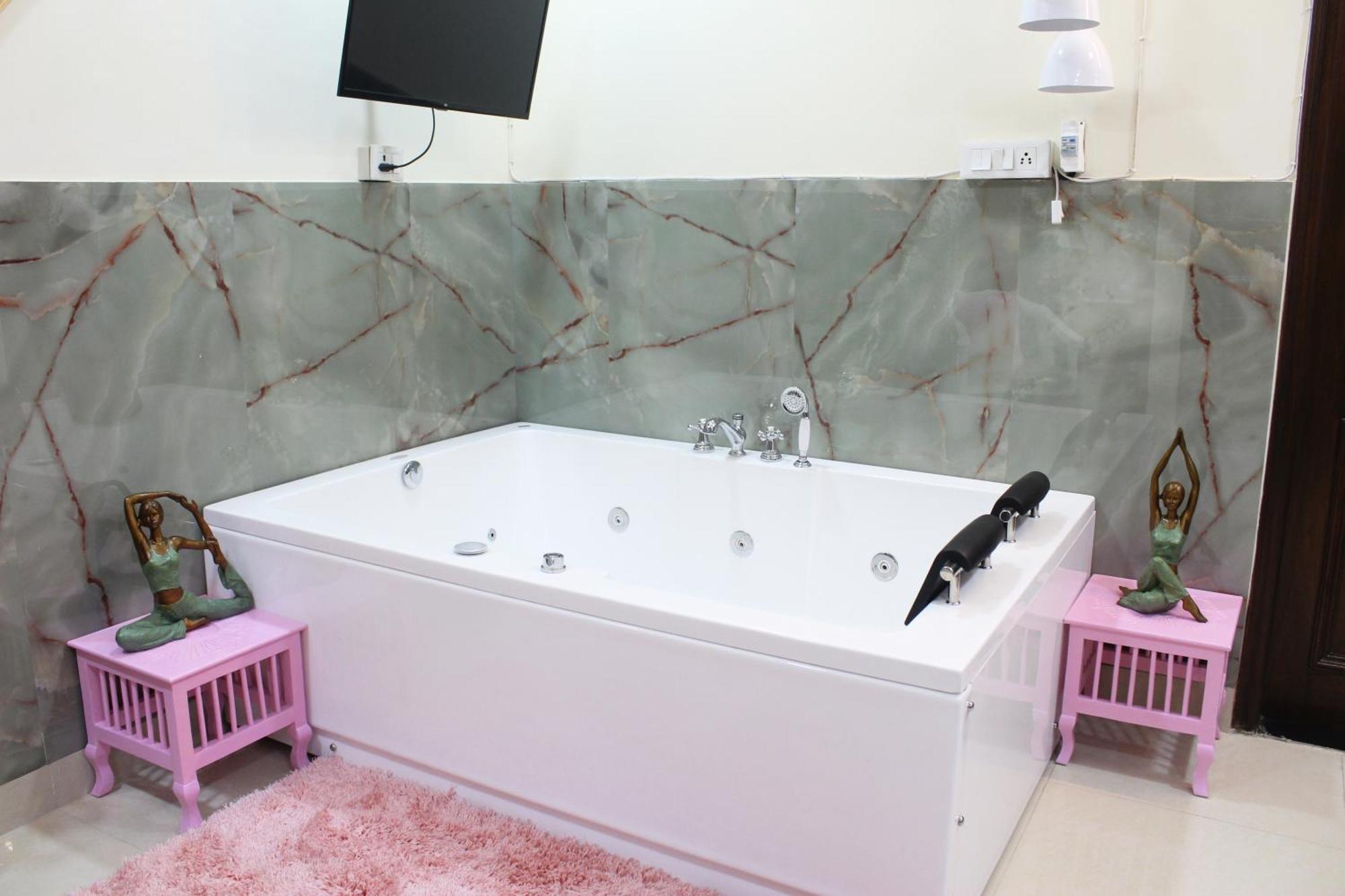 Modern Jacuzzi Hot Tub 1bhk South Delhi 3