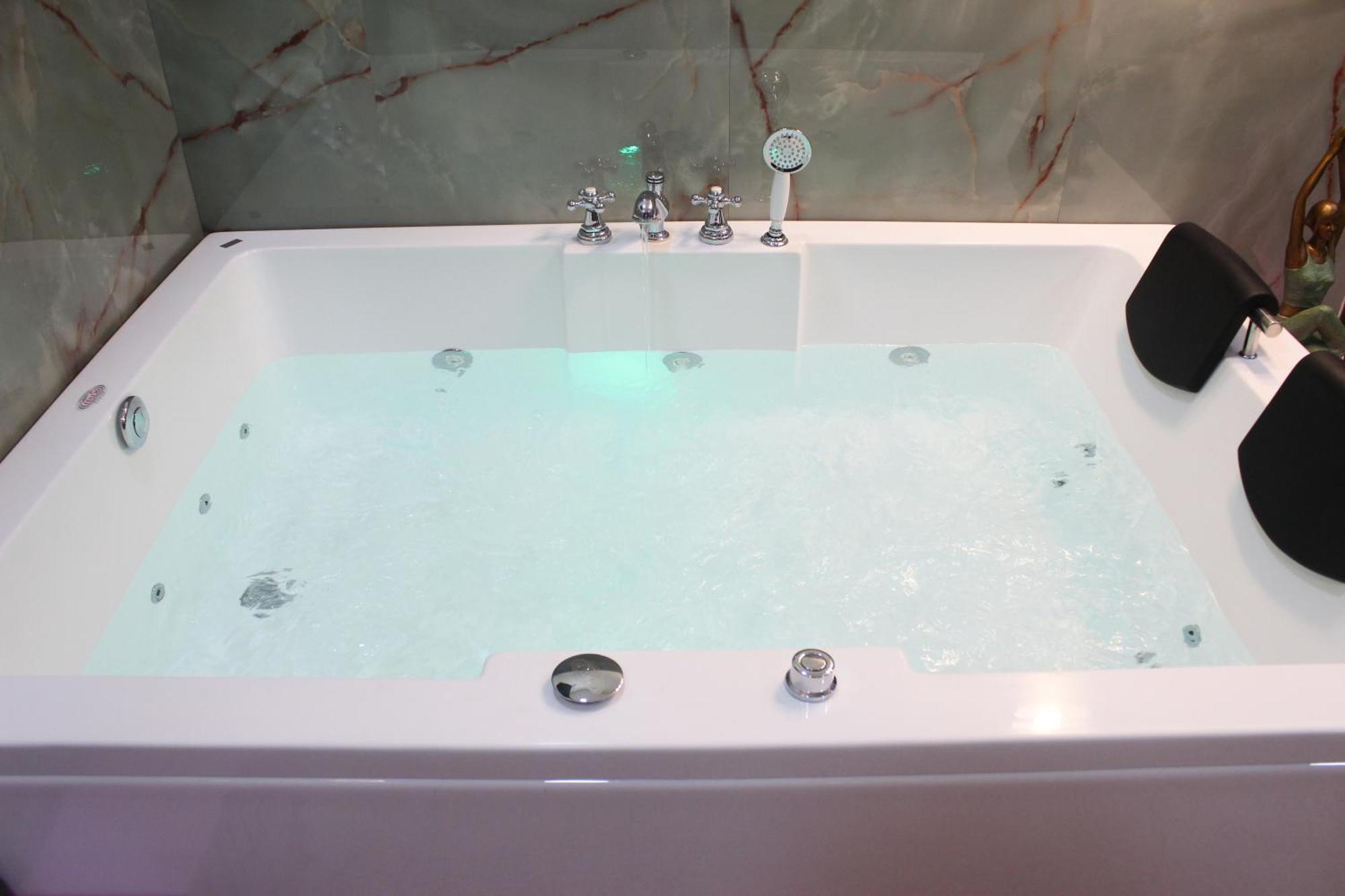 Modern Jacuzzi Hot Tub 1bhk South Delhi 3 New Delhi