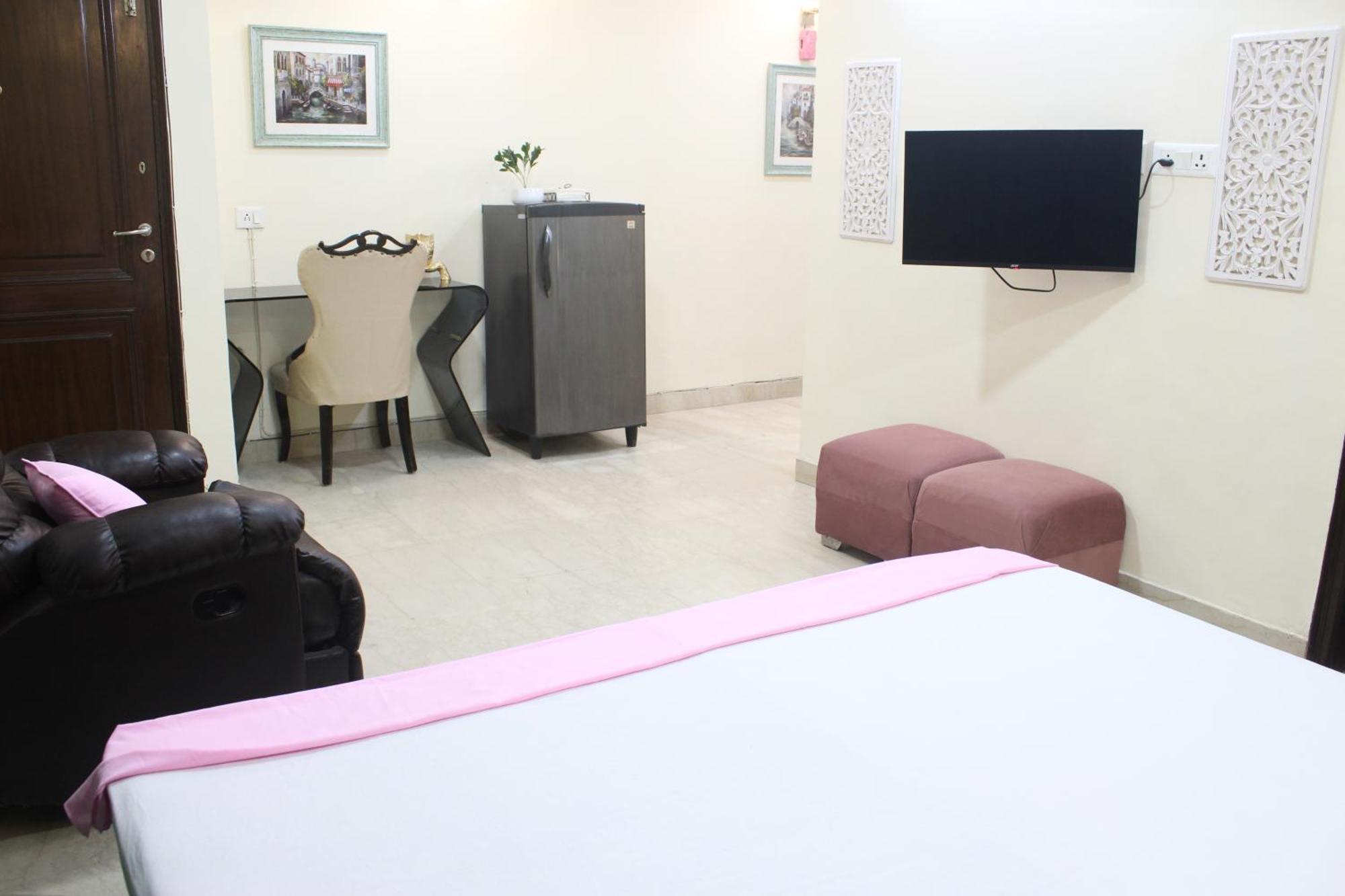 Modern Jacuzzi Hot Tub 1bhk South Delhi 3 Apartment *