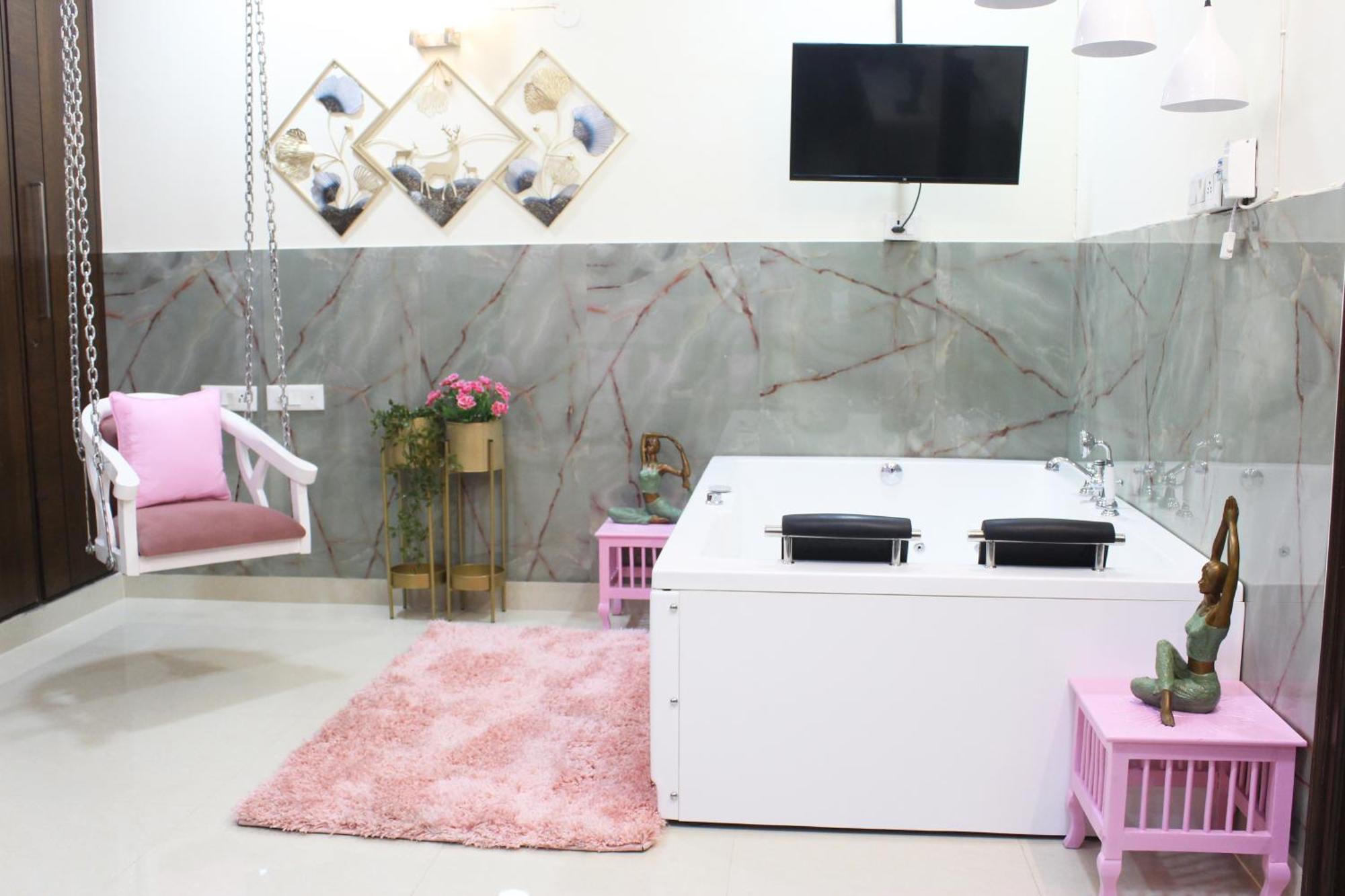 Modern Jacuzzi Hot Tub 1bhk South Delhi 3
