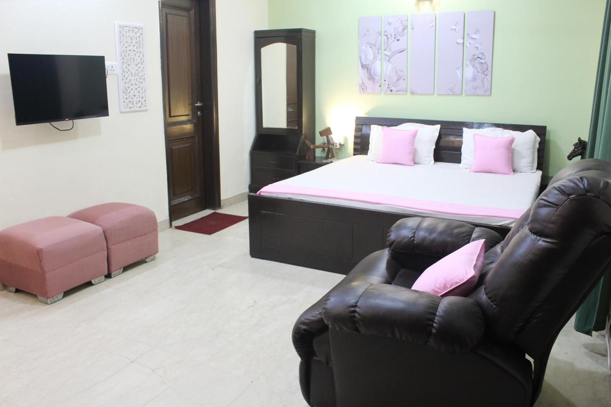Modern Jacuzzi Hot Tub 1bhk South Delhi 3 Apartment New Delhi