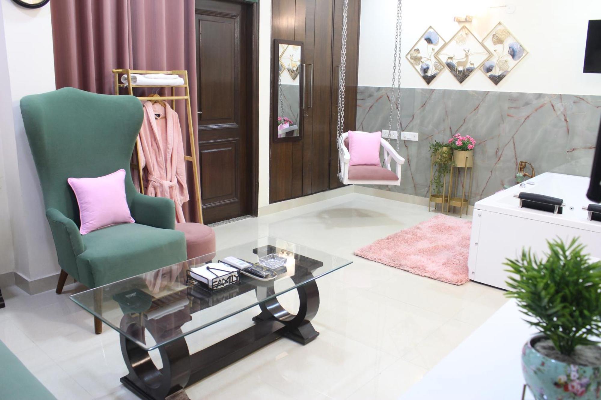 Modern Jacuzzi Hot Tub 1bhk South Delhi 3 Apartment