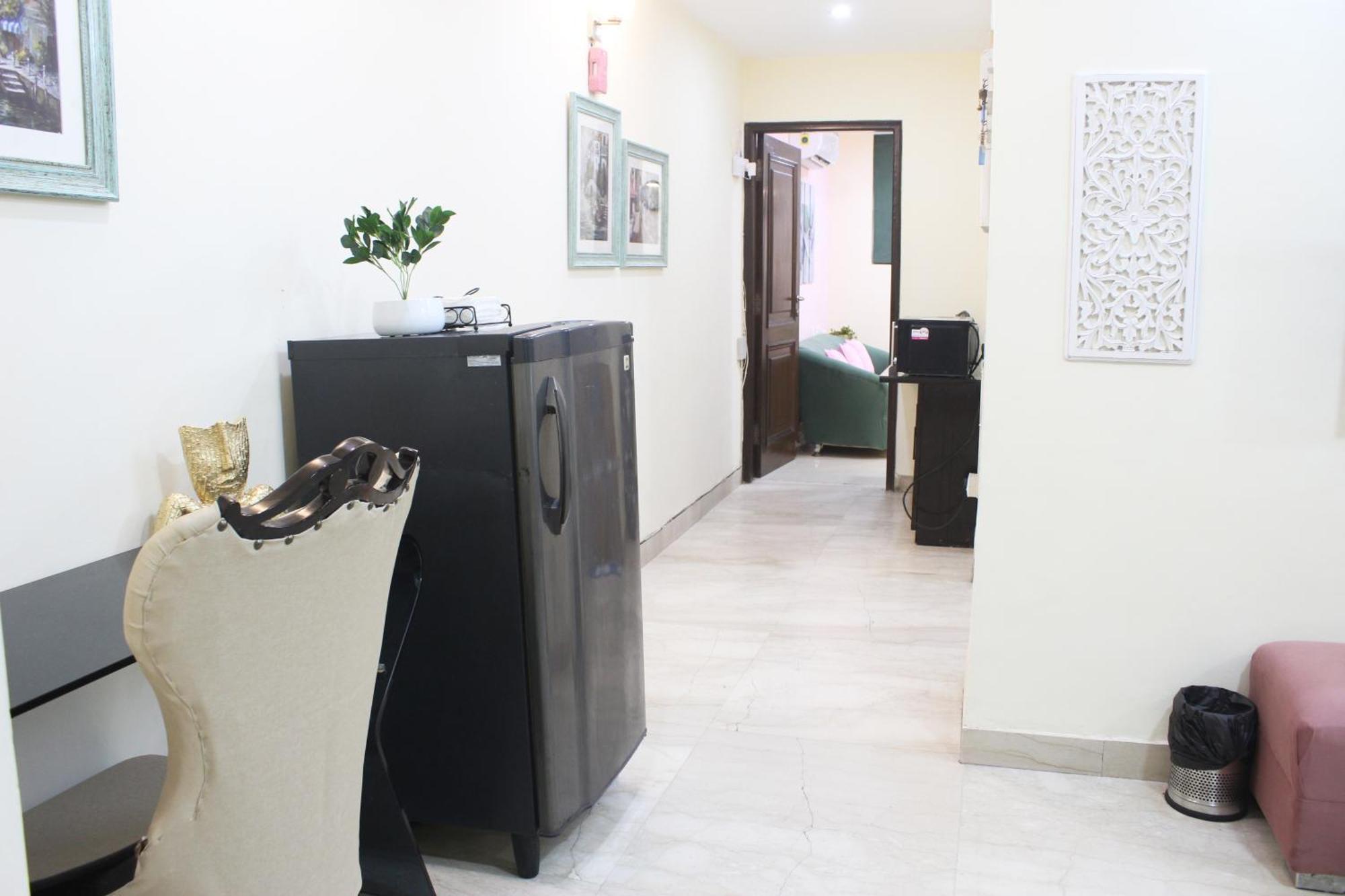 Modern Jacuzzi Hot Tub 1bhk South Delhi 3 *