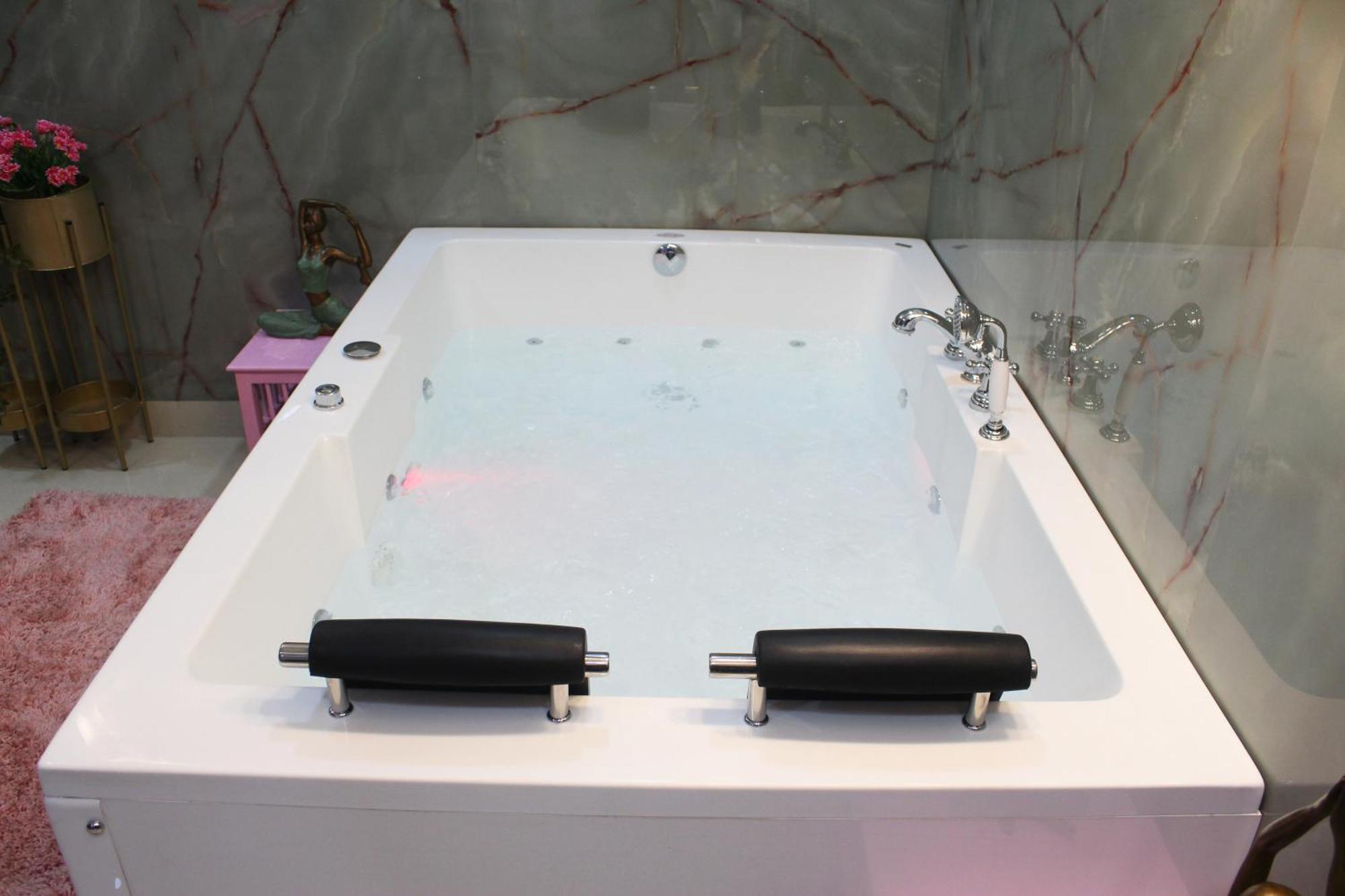Modern Jacuzzi Hot Tub 1bhk South Delhi 3 Apartment