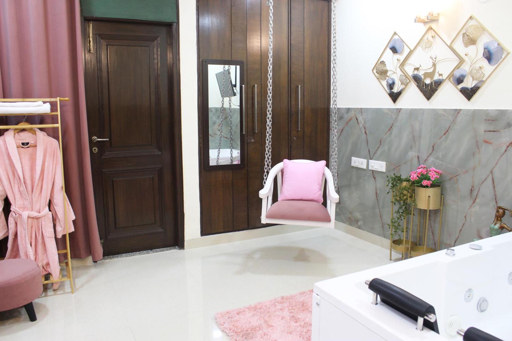Modern Jacuzzi Hot Tub 1bhk South Delhi 3 *