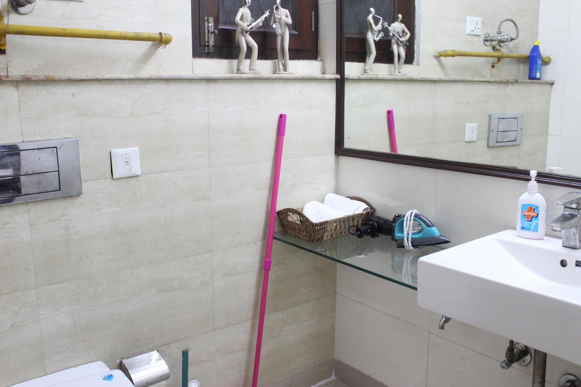Modern Jacuzzi Hot Tub 1bhk South Delhi 3 New Delhi