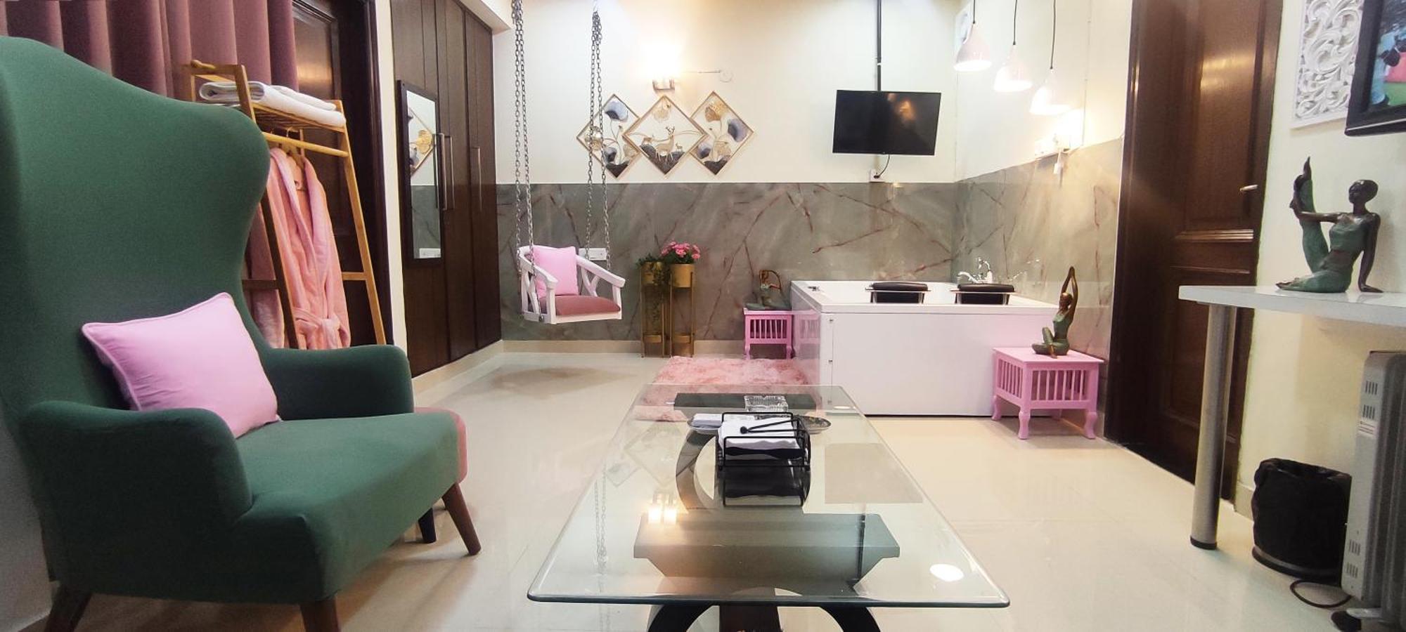 Apartment Modern Jacuzzi Hot Tub 1bhk South Delhi 3