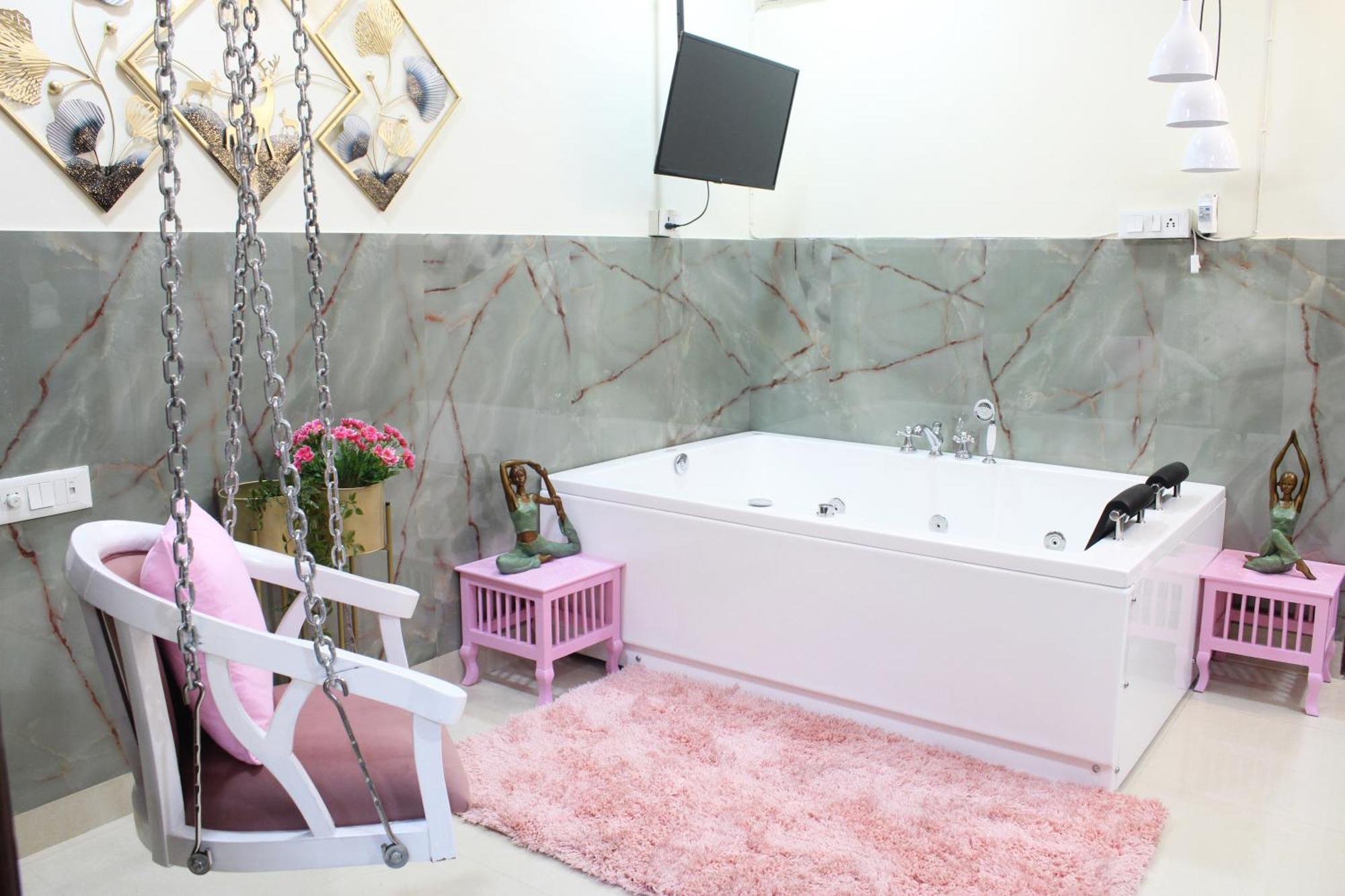 Apartment Modern Jacuzzi Hot Tub 1bhk South Delhi 3 *