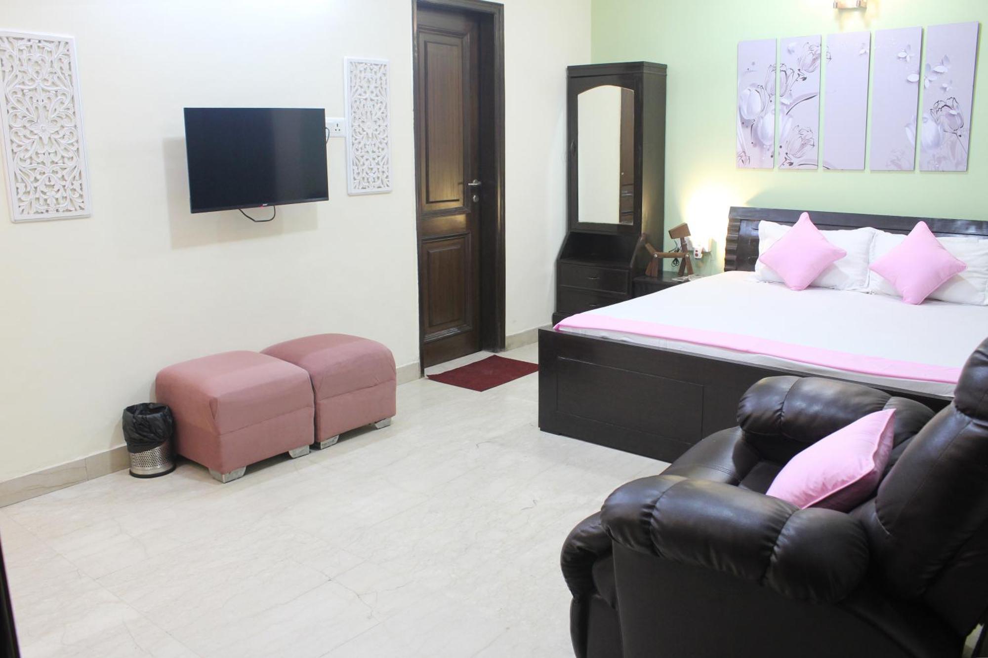 Modern Jacuzzi Hot Tub 1bhk South Delhi 3 Apartment New Delhi