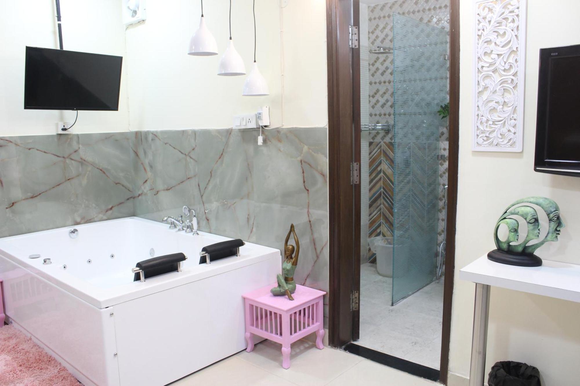 Modern Jacuzzi Hot Tub 1bhk South Delhi 3 Apartment