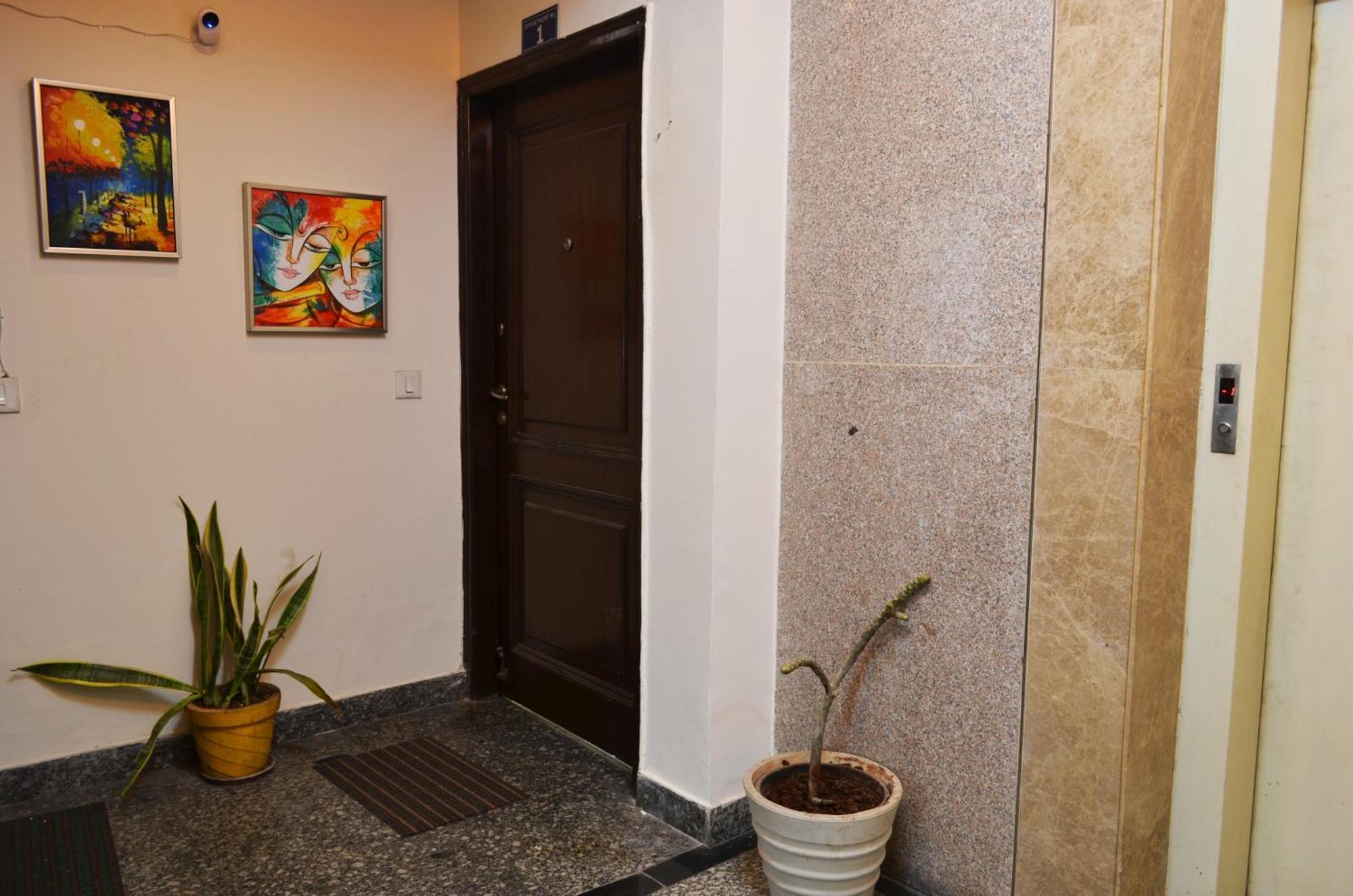 Modern Jacuzzi Hot Tub 1bhk South Delhi 3 Apartment New Delhi