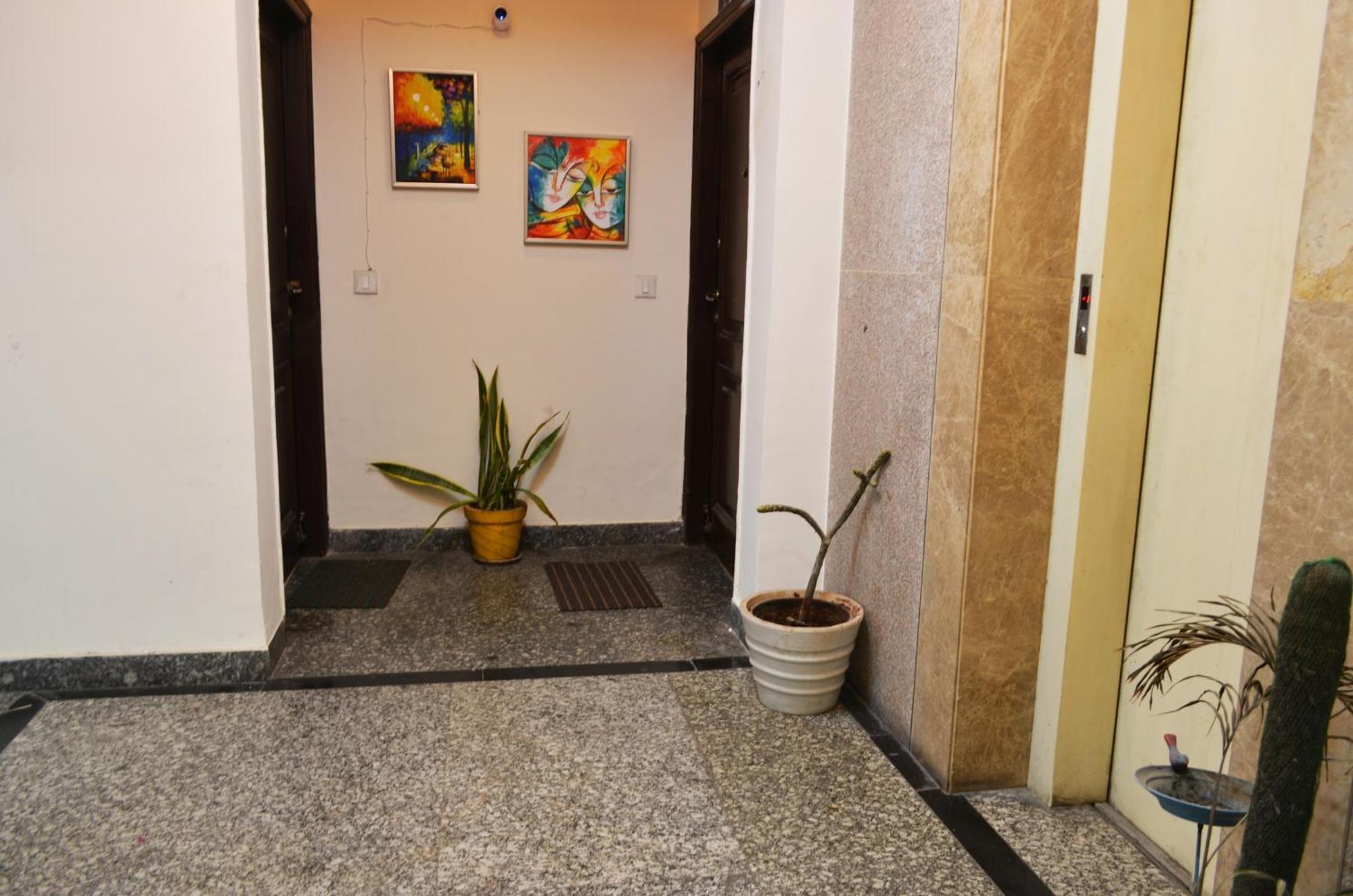 Modern Jacuzzi Hot Tub 1bhk South Delhi 3 Apartment
