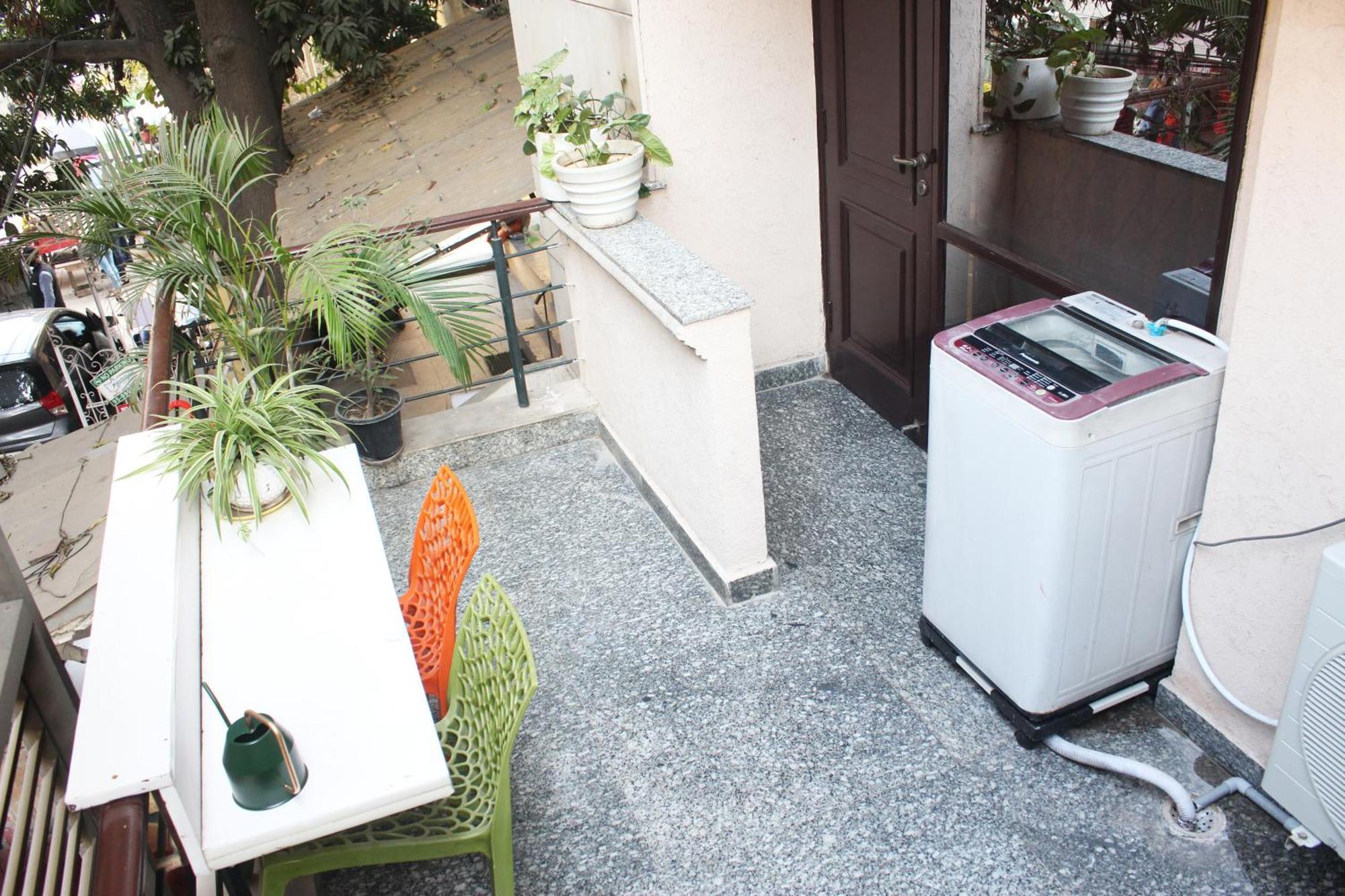 Modern Jacuzzi Hot Tub 1bhk South Delhi 3 Apartment New Delhi