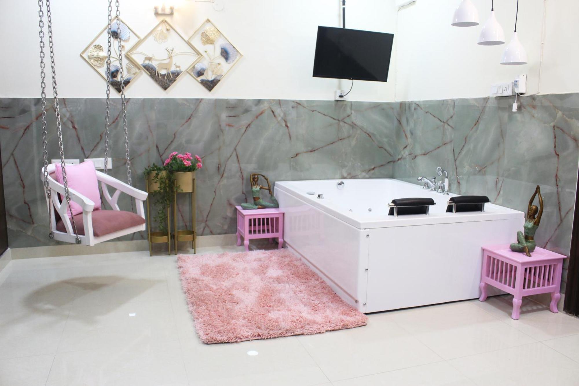 Modern Jacuzzi Hot Tub 1bhk South Delhi 3 * New Delhi