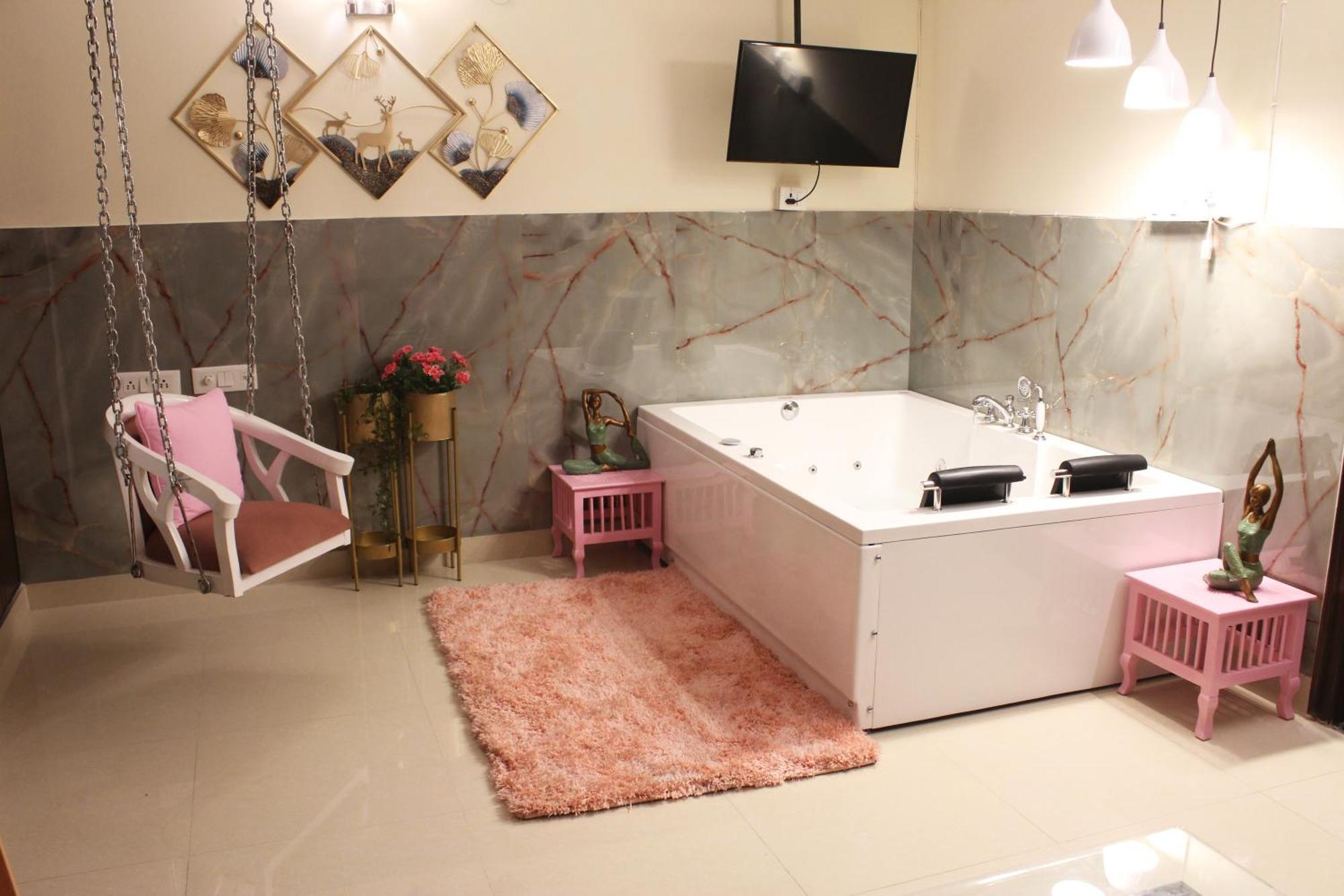 Modern Jacuzzi Hot Tub 1bhk South Delhi 3 New Delhi